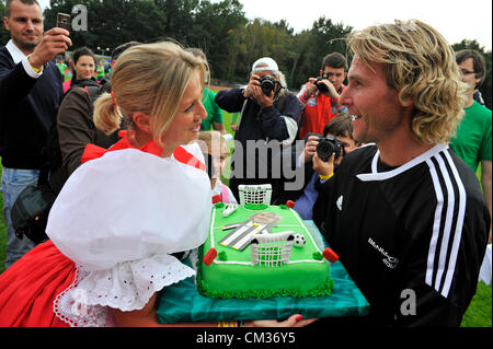 Ancien joueur de football Tchèque Pavel Nedved (à droite) reçoit le gâteau d'anniversaire de sa femme Ivana à l'occasion du 40e anniversaire de Nedved après le match de football de l'avantageux d'argent Euro 1996 République tchèque contre l'équipe RSM Hodonin le 22 septembre 2012 à Hodonin (270 km au sud-est de Prague), en République tchèque. (Photo/CTK Vaclav Salek) Banque D'Images