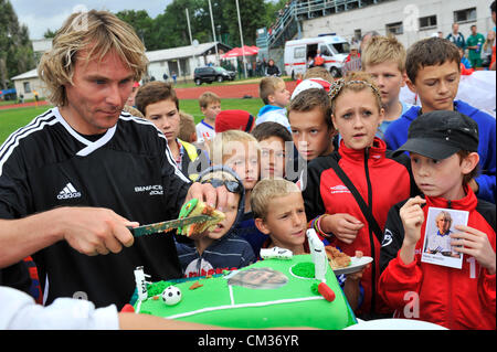 Ancien joueur de football Tchèque Pavel Nedved (gauche) coupe du gâteau d'anniversaire qu'il a reçu de son épouse à l'occasion du 40e anniversaire de Nedved après le match de football de l'avantageux d'argent Euro 1996 République tchèque contre l'équipe RSM Hodonin le 22 septembre 2012 à Hodonin (270 km au sud-est de Prague), en République tchèque. (Photo/CTK Vaclav Salek) Banque D'Images