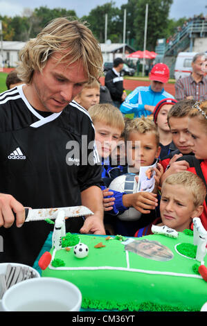 Ancien joueur de football Tchèque Pavel Nedved (gauche) coupe du gâteau d'anniversaire qu'il a reçu de son épouse à l'occasion du 40e anniversaire de Nedved après le match de football de l'avantageux d'argent Euro 1996 République tchèque contre l'équipe RSM Hodonin le 22 septembre 2012 à Hodonin (270 km au sud-est de Prague), en République tchèque. (Photo/CTK Vaclav Salek) Banque D'Images