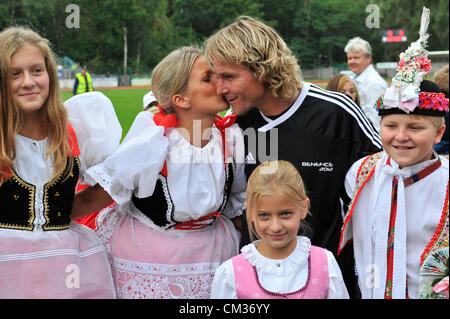 Ancien joueur de football Tchèque Pavel Nedved (deuxième à droite) reçoit le gâteau d'anniversaire de sa femme Ivana (deuxième à gauche) à l'occasion du 40e anniversaire de Nedved après le match de football de l'avantageux d'argent Euro 1996 République tchèque contre l'équipe RSM Hodonin le 22 septembre 2012 à Hodonin (270 km au sud-est de Prague), en République tchèque. (Photo/CTK Vaclav Salek) Banque D'Images