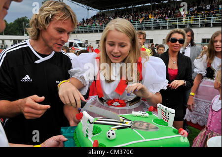 Ancien joueur de football Tchèque Pavel Nedved (gauche) coupe du gâteau d'anniversaire qu'il a reçu de son épouse à l'occasion du 40e anniversaire de Nedved après le match de football de l'avantageux d'argent Euro 1996 République tchèque contre l'équipe RSM Hodonin le 22 septembre 2012 à Hodonin (270 km au sud-est de Prague), en République tchèque. (Photo/CTK Vaclav Salek) Banque D'Images