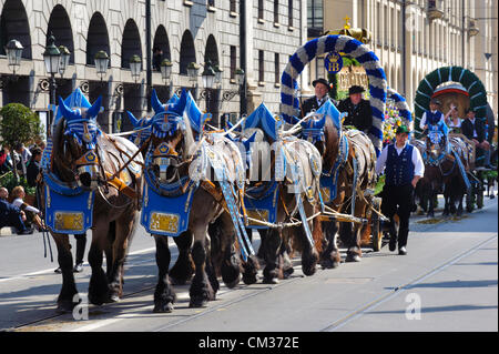 Munich, Allemagne. 23 Septembre, 2012. La parade d'ouverture du plus grand festival de bière, l'Oktoberfest, produit par la ville de Munich, Allemagne. Le transport d'Hofbraeu / brasserie Hofbräu avec six chevaux faisait partie de 8900 participants de ce défilé public. Banque D'Images