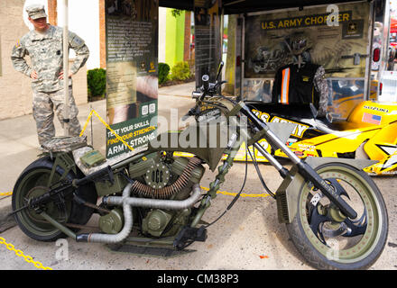 22 septembre 2012 - Bellmore, New York aux États-Unis - à la section militaire de la 26e Expo annuelle Famille Bellmore Festival de rue, l'armée américaine sont choppers (motocycles) et les soldats qui sont les recruteurs de l'armée. Plus de gens que le bien plus de 120 000 qui ont assisté à la Long Island juste l'année dernière étaient attendus. Banque D'Images