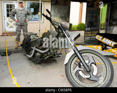 22 septembre 2012 - Bellmore, New York aux États-Unis - à la section militaire de la 26e Expo annuelle Famille Bellmore Festival de rue, l'armée américaine sont choppers (motocycles) et les soldats qui sont les recruteurs de l'armée. Plus de gens que le bien plus de 120 000 qui ont assisté à la Long Island juste l'année dernière étaient attendus. Banque D'Images