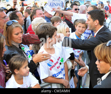 Septembre 24, 2012 - Lima, Ohio, États-Unis - candidate à la vice-présidence PAUL RYAN accueille les gens avant son discours à une pleine maison à la convention de Lima centre. Environ 1000 remplit la pièce d'un trop-plein foule et plusieurs centaines d'autres à l'extérieur. Il a parlé de la nécessité de relancer l'économie américaine et de créer de nouveaux emplois et de l'équilibre du budget. Il a également dénoncé les compressions budgétaires militaires drastiques de l'administration actuelle et promettre que le ticket républicain prendrait fin amériques faites glisser dans l'oubli. (Crédit Image : © Michael Williams/ZUMAPRESS.com) Banque D'Images