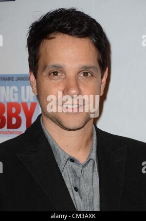 Ralph Macchio arrivants L'ÉDUCATION DE BOBBY Premiere Cinemas Village East New York NY le 24 septembre 2012 Photo Derek Storm/Everett Banque D'Images