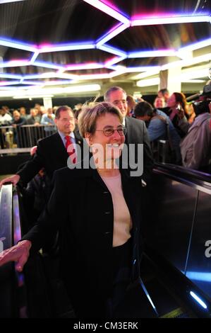 25 septembre 2012 - Manhattan, New York, États-Unis - NYS Assemblywoman DEBORAH GLICK et Manhattan président SCOTT STRINGER ride le nouvel escalier mécanique. Président et chef de la MTA Joseph J. Lhota et New York City Transit Thomas F. Prendergast, rejoint par des représentants élus, ouvrez le nouveau transfert entre la gare de Bleecker Street 6 plate-forme et l'uptown Broadway-Lafayette BDFM Gare rue à Manhattan aujourd'hui, 25 Septembre, 2012. En outre, l'installation de cinq élévateurs permet maintenant le complexe station entièrement accessible aux personnes handicapées les clients en conformité avec les Américains avec Disabilitie Banque D'Images