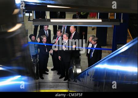 25 septembre 2012 - New York, New York, États-Unis - NYS Assemblywoman DEBORAH GLICK, le représentant JERROLD NADLER, Manhattan président SCOTT STRINGER et MTA PRÉSIDENT DIRECTEUR GÉNÉRAL JOSEPH LHOTA couper un ruban pour célébrer l'ouverture du nouveau transfert. Président et chef de la MTA Joseph J. Lhota et New York City Transit Thomas F. Prendergast, rejoint par des représentants élus, ouvrez le nouveau transfert entre la gare de Bleecker Street 6 plate-forme et l'uptown BDFM Broadway-Lafayette Street Station. (Crédit Image : © Bryan Smith/ZUMAPRESS.com) Banque D'Images