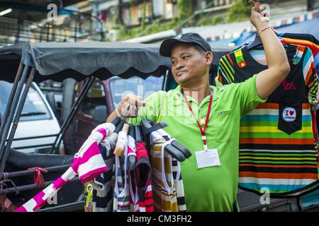 26 septembre 2012 - Bangkok, Thaïlande - Un vendeur de vêtements promenades à travers Khlong Toey Market à Bangkok. Khlong Toey (également appelé Khlong Toei) Marché est l'un des plus importants marchés ''wet'' en Thaïlande. Le marché est situé au milieu d'un des plus grands bidonvilles de Bangkok et à proximité de la ville d'origine du port en eau profonde. Des milliers de personnes vivent dans le bidonville voisin. Des milliers d'autres shop dans le vaste marché pour les fruits et légumes frais et la viande, le poisson et la volaille. (Crédit Image : © Jack Kurtz/ZUMAPRESS.com) Banque D'Images