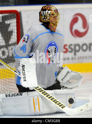 Tuukka Rask à partir de la Finlande va être un soutien dans extraleague pour joueurs de hockey de Plzen. Tuukka Rask, qui joue à Boston, était déjà la formation avec Plzen joueurs avant le match contre Anderlecht. Sa première en extraleague sera en match contre Sparte le dimanche. Tuukka Rask est vu à Plzen, République tchèque, le 26 septembre 2012. (Photo/CTK Petr Eret) Banque D'Images