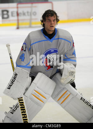 Tuukka Rask à partir de la Finlande va être un soutien dans extraleague pour joueurs de hockey de Plzen. Tuukka Rask, qui joue à Boston, était déjà la formation avec Plzen joueurs avant le match contre Anderlecht. Sa première en extraleague sera en match contre Sparte le dimanche. Tuukka Rask est vu à Plzen, République tchèque, le 26 septembre 2012. (Photo/CTK Petr Eret) Banque D'Images