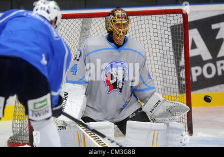 Tuukka Rask à partir de la Finlande va être un soutien dans extraleague pour joueurs de hockey de Plzen. Tuukka Rask, qui joue à Boston, était déjà la formation avec Plzen joueurs avant le match contre Anderlecht. Sa première en extraleague sera en match contre Sparte le dimanche. Tuukka Rask est vu à Plzen, République tchèque, le 26 septembre 2012. (Photo/CTK Petr Eret) Banque D'Images