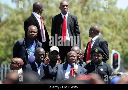 POLOKWANE, AFRIQUE DU SUD : expulsés Ligue de jeunesse de l'ANC Julius Malema, le Président aborde ses partisans à l'extérieur de la Cour des magistrats de Polokwane le 26 septembre 2012 après sa comparution en cour à Polokwane, Afrique du Sud. Malema et ses associés font face à des accusations de fraude, corruption et blanchiment de capitaux. (Photo par Gallo Images / Photos / Felix24 Dlangamandla) Banque D'Images