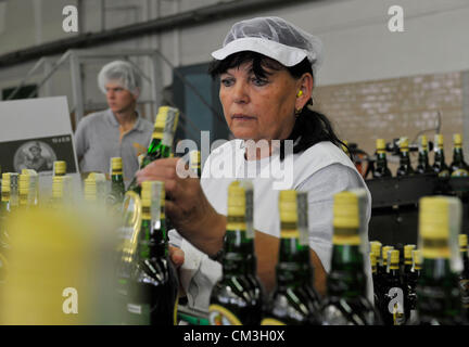 Granette Starorezna & Distilleries à Prostejov, la deuxième plus grande distillerie dans le pays, la production de spiritueux restauré avec plus de 20 pour cent d'alcool le 26 septembre. Des bouteilles d'alcool avec un autre timbre a vu à Prostejov, en République tchèque, le 26 septembre 2012. (CTK Photo/Ludek Perina) Banque D'Images