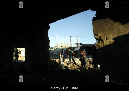 26 septembre 2012 - Rafah, bande de Gaza, territoire palestinien - étudiants palestiniens passent par une conduite d'égout en éruption, camp de réfugiés de Rafah dans le sud de la bande de Gaza, Sept 26, 2012. Au lendemain de l'opération militaire israélienne Plomb durci en 2008/2009, les camps de réfugiés palestiniens à Gaza ont besoin de plus de soutien pour reconstruire Gaza, favoriser la reprise économique et répondre aux besoins de développement à long terme, y compris l'infrastructure (crédit Image : © Eyad Al Baba/APA Images/ZUMAPRESS.com) Banque D'Images