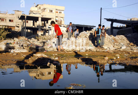 26 septembre 2012 - Rafah, bande de Gaza, territoire palestinien - les enfants palestiniens se tiennent près de l'éclatement d'une conduite d'égout, camp de réfugiés de Rafah dans le sud de la bande de Gaza, Sept 26, 2012. Au lendemain de l'opération militaire israélienne Plomb durci en 2008/2009, les camps de réfugiés palestiniens à Gaza ont besoin de plus de soutien pour reconstruire Gaza, favoriser la reprise économique et répondre aux besoins de développement à long terme, y compris l'infrastructure (crédit Image : © Eyad Al Baba/APA Images/ZUMAPRESS.com) Banque D'Images