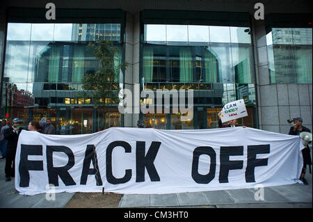 Les manifestants anti-environnement fracturation tenir une FrackOff London Cocktail chimique à l'extérieur du Royaume-Uni réunion au sommet de schiste. Détenu à l'hôtel Hilton London Metropole Hotel, Edgware Road, London, UK, 26 sept 2012. Banque D'Images