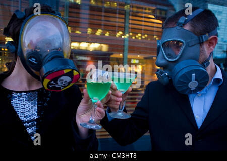 Les manifestants anti-environnement fracturation tenir une FrackOff London Cocktail chimique à l'extérieur du Royaume-Uni réunion au sommet de schiste. Détenu à l'hôtel Hilton London Metropole Hotel, Edgware Road, London, UK, 26 sept 2012. Banque D'Images