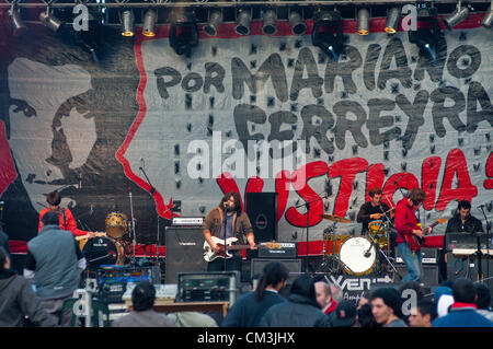 Le 26 septembre, 2012 - Buenos Aires, Buenos Aires, Argentine - Dans le cadre d'une semaine de Festival des Arts se souvenir de Mariano Ferreyra, un festival de musique a été effectuée à la Plaza de Mayo. Ferreyra a été assassiné par des voyous sous les ordres de José Pedraza, alors chef de la Workers Union, alors qu'ils protestaient contre près de Constitucion Station à Buenos Aires le 20 octobre 2010. Il a été 23. Le procès a commencé en août 2012 et durera environ six mois. (Crédit Image : © Patricio Murphy/ZUMAPRESS.com) Banque D'Images