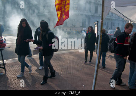 Le 26 septembre, 2012 - Buenos Aires, Buenos Aires, Argentine - Un activiste mains flyers durant un festival de musique se souvenir que Mariano Ferreyra a été effectuée à la Plaza de Mayo. Ferreyra a été assassiné par des voyous sous les ordres de José Pedraza, alors chef de la Workers Union, alors qu'ils protestaient contre près de Constitucion Station à Buenos Aires le 20 octobre 2010. Il a été 23. Le procès a commencé en août 2012 et durera environ six mois. (Crédit Image : © Patricio Murphy/ZUMAPRESS.com) Banque D'Images