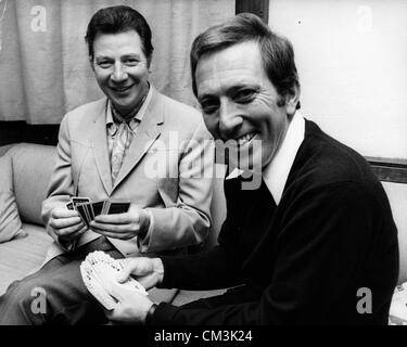 8 novembre 1970 - Londres, Angleterre, Royaume-Uni - Chanteurs MAX BYGRAVES et Andy Williams jouer aux cartes en attendant de répéter pour la Royal Variety Performance au London Palladium. (Crédit Image : © Keystone Photos USA/ZUMAPRESS.com) Banque D'Images