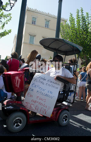 Athènes, Grèce, le 27 septembre 2012. Les personnes handicapées se rassemblent devant le Parlement pour protester contre les réductions des prestations et de la détérioration du système de soins de santé. Credit : Nikolas Georgiou / Alamy Live News Banque D'Images