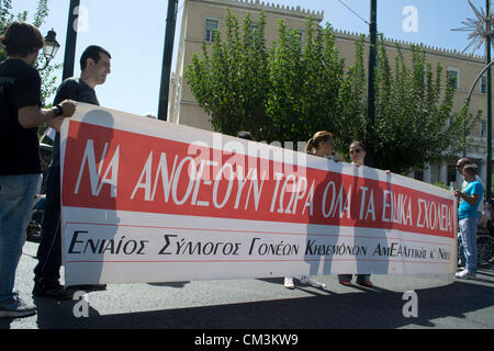 Athènes, Grèce, le 27 septembre 2012. Les personnes handicapées se réunir avec leurs familles pour protester contre les réductions des prestations et de la détérioration du système de soins de santé. Credit : Nikolas Georgiou / Alamy Live News Banque D'Images