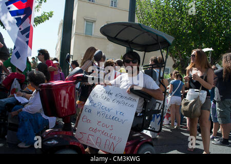 Athènes, Grèce, le 27 septembre 2012. Les personnes handicapées se rassemblent devant le Parlement pour protester contre les réductions des prestations et de la détérioration du système de soins de santé. Credit : Nikolas Georgiou / Alamy Live News Banque D'Images