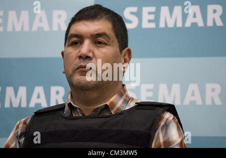 27 septembre, 2012 - Mexico, District Fédéral, Mexique - Ivan Velasquez Caballero, un médicament soupçonné chef du cartel de la drogue Zetas, est présenté à la presse dans la ville de Mexico le 27 septembre 2012. La marine mexicaine a déclaré mercredi qu'il avait pris l'homme Velazquez, la marine que l'on croit être Zetas troisième patron et aussi connu comme ''Z-50'' ou ''El Taliban,'' dans le centre de l'État de San Luis Potosi. Le chef présumé du gang brutal notoirement remis à la marine dans la ville de San Luis Potosi sans incident. (Crédit Image : © Antonio Nava/Prensa Internacional/ZUMAPRESS.com) Banque D'Images