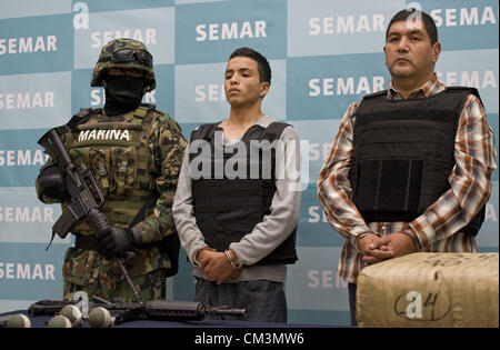 27 septembre, 2012 - Mexico, District Fédéral, Mexique - Ivan Velasquez Caballero, un médicament soupçonné chef du cartel de la drogue Zetas, est présenté à la presse dans la ville de Mexico le 27 septembre 2012. La marine mexicaine a déclaré mercredi qu'il avait pris l'homme Velazquez, la marine que l'on croit être Zetas troisième patron et aussi connu comme ''Z-50'' ou ''El Taliban,'' dans le centre de l'État de San Luis Potosi. Le chef présumé du gang brutal notoirement remis à la marine dans la ville de San Luis Potosi sans incident. (Crédit Image : © Antonio Nava/Prensa Internacional/ZUMAPRESS.com) Banque D'Images