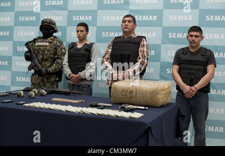 27 septembre, 2012 - Mexico, District Fédéral, Mexique - Ivan Velasquez Caballero, un médicament soupçonné chef du cartel de la drogue Zetas, est présenté à la presse dans la ville de Mexico le 27 septembre 2012. La marine mexicaine a déclaré mercredi qu'il avait pris l'homme Velazquez, la marine que l'on croit être Zetas troisième patron et aussi connu comme ''Z-50'' ou ''El Taliban,'' dans le centre de l'État de San Luis Potosi. Le chef présumé du gang brutal notoirement remis à la marine dans la ville de San Luis Potosi sans incident. (Crédit Image : © Antonio Nava/Prensa Internacional/ZUMAPRESS.com) Banque D'Images