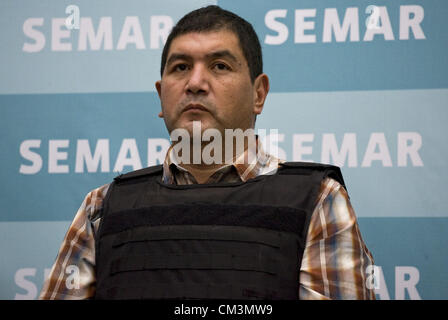 27 septembre, 2012 - Mexico, District Fédéral, Mexique - Ivan Velasquez Caballero, un médicament soupçonné chef du cartel de la drogue Zetas, est présenté à la presse dans la ville de Mexico le 27 septembre 2012. La marine mexicaine a déclaré mercredi qu'il avait pris l'homme Velazquez, la marine que l'on croit être Zetas troisième patron et aussi connu comme ''Z-50'' ou ''El Taliban,'' dans le centre de l'État de San Luis Potosi. Le chef présumé du gang brutal notoirement remis à la marine dans la ville de San Luis Potosi sans incident. (Crédit Image : © Antonio Nava/Prensa Internacional/ZUMAPRESS.com) Banque D'Images