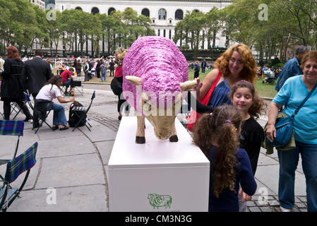 Etats Unis, NEW YORK : une statue d'une brebis au cours de la campagne pour faire de la laine des moutons de pâturage à Bryant Park. Le 27 septembre 2012 à New York. Banque D'Images