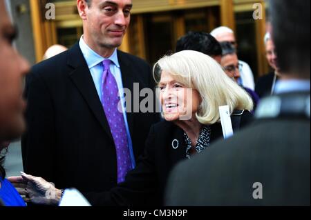 27 septembre 2012 - Manhattan, New York, États-Unis - Le directeur de l'ACLU JAMES ESSEKS regarde Edith Windsor quitte la cour d'appel fédérale de Manhattan à Manhattan aujourd'hui 27 septembre 2012, à la suite d'une audience sur le procès qu'elle a déposée contestant la défense de l'acte de mariage qui définit le mariage comme une union entre un homme et une femme. En juin, un juge a annulé la loi fédérale comme étant inconstitutionnelle et a ordonné au gouvernement de rembourser les 353 000 $ Windsor elle versé en impôt sur les biens immobiliers fédéraux Thea Spyer quand son mari meurt en 2009. (Crédit Image : © Bryan Smith/ZUMAPRESS.com) Banque D'Images