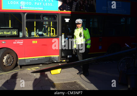 27 septembre 2012 : un piéton femelle a été blessé après avoir été frappé par un lampost après avoir été frappé par l'un des autobus rouge emblématique de Londres. Les témoins affirment que le bus tentait d'éviter une collision avec un autre véhicule lorsqu'il monta sur le trottoir et a percuté le lampadaire à l'intersection de Piccadilly et St James Street près de l'Hôtel Ritz, au centre de Londres. Banque D'Images