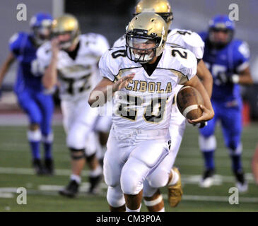 27 septembre 2012 - Albuquerque, NM, États-Unis - Greg -- sorber les 103.00 Vincent Gallegos, 20, court métrage pour de longues minutes à l'ouverture du jeu avec West Mesa à Milne Stadium le Jeudi, Septembre 27, 2012. (Crédit Image : © Greg Sorber/Albuquerque Journal/ZUMAPRESS.com) Banque D'Images