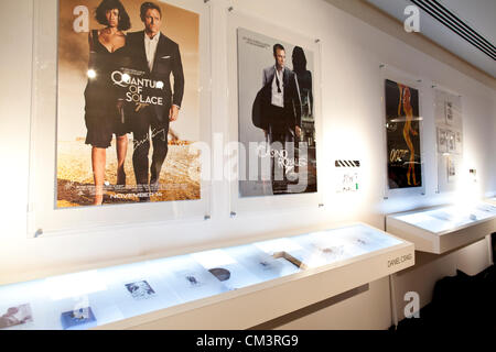 50 ans de James Bond aux enchères chez Christie's, Londres, UK 28.09.2012 Pour célébrer le 50e anniversaire de James Bond au cinéma, Christie's annonce 50 ans de James Bond - La vente aux enchères, la présentation de l'opportunité d'acquérir des souvenirs d'obligations. - Ici (à gauche) l'original d'un Américain à feuille affiche de film signé par Daniel Craig, Olga Kurylenko, Michael G. Wilson et Barbara Broccoli, estimé à £2 500 à côté de (à droite au milieu) - une société anglaise à feuille poster, également signée par les membres de la distribution, 1 200, qui sera mis aux enchères chez Christie's en ligne entre le 29 septembre jusqu'au 5 octobre. Banque D'Images