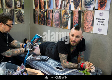 28 septembre 2012, Londres, Royaume-Uni. La 8ème Convention de Tatouage de Londres commence aujourd'hui au quai du tabac dans l'East End de Londres. Tattoo tatoueurs et fans du monde entier affluent vers le lieu. Banque D'Images