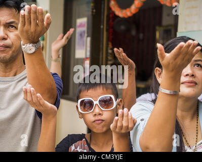 Le 29 septembre, 2012 - Nayok Nakhon Nayok, Nakorn, Thaïlande - Thai bouddhistes prier pendant les manifestations de Ganesh Ustav à Wat Utthayan Ganesh, un temple dédié à Ganesh à Nakorn Nayok, environ trois heures de Bangkok. De nombreux bouddhistes thaïlandais incorporer des éléments hindou, y compris le culte de Ganesh dans leur vie spirituelle. Ganesha Chaturthi également connu sous le nom de Vinayaka Chaturthi, est la fête hindoue célébrée le jour de la re-naissance du Seigneur Ganesha, fils de Shiva et Parvati. Le festival, aussi connu comme Ganeshotsav (''fête de Ganesha'') est observée dans le calendrier hindou mois d'Bhaadrapada, sta Banque D'Images