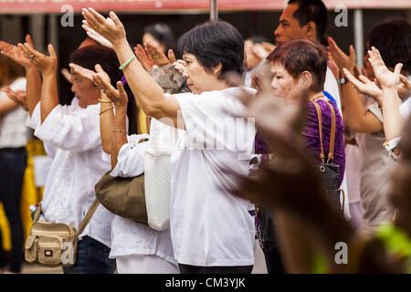 Le 29 septembre, 2012 - Nayok Nakhon Nayok, Nakorn, Thaïlande - Thai bouddhistes prier pendant les manifestations de Ganesh Ustav à Wat Utthayan Ganesh, un temple dédié à Ganesh à Nakorn Nayok, environ trois heures de Bangkok. De nombreux bouddhistes thaïlandais incorporer des éléments hindou, y compris le culte de Ganesh dans leur vie spirituelle. Ganesha Chaturthi également connu sous le nom de Vinayaka Chaturthi, est la fête hindoue célébrée le jour de la re-naissance du Seigneur Ganesha, fils de Shiva et Parvati. Le festival, aussi connu comme Ganeshotsav (''fête de Ganesha'') est observée dans le calendrier hindou mois d'Bhaadrapada, sta Banque D'Images