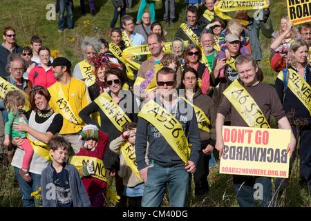 Twyford Down, UK. 29 Septembre, 2012. Les manifestants se rassemblent pour commémorer le 20e anniversaire de Twyford Down, la protestation qui a provoqué une vague d'action directe contre les plans du gouvernement de la construction de routes. La réunion d'aujourd'hui a eu lieu en réponse à de nouveaux plans routiers du gouvernement. Les manifestations 1992 Twyford Down développé en réponse à des plans d'extension de la M3 à travers un paysage historique protégé près de Winchester dans le Wiltshire. Twyford Down a engendré une vague d'autres manifestations y compris le M11 à Londres et le contournement de Newbury. Plus d'info : http://bettertransport.org.uk/blogs/roads/100912-twyford-20 Banque D'Images