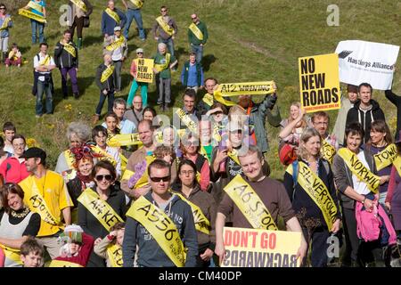 Twyford Down, UK. 29 Septembre, 2012. Les manifestants se rassemblent pour commémorer le 20e anniversaire de Twyford Down, la protestation qui a provoqué une vague d'action directe contre les plans du gouvernement de la construction de routes. La réunion d'aujourd'hui a eu lieu en réponse à de nouveaux plans routiers du gouvernement. Les manifestations 1992 Twyford Down développé en réponse à des plans d'extension de la M3 à travers un paysage historique protégé près de Winchester dans le Wiltshire. Twyford Down a engendré une vague d'autres manifestations y compris le M11 à Londres et le contournement de Newbury. Plus d'info : http://bettertransport.org.uk/blogs/roads/100912-twyford-20 Banque D'Images