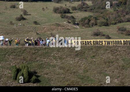 Twyford Down, UK. 29 Septembre, 2012. Les manifestants se rassemblent pour commémorer le 20e anniversaire de Twyford Down, la protestation qui a provoqué une vague d'action directe contre les plans du gouvernement de la construction de routes. La réunion d'aujourd'hui a eu lieu en réponse à de nouveaux plans routiers du gouvernement. Les manifestations 1992 Twyford Down développé en réponse à des plans d'extension de la M3 à travers un paysage historique protégé près de Winchester dans le Wiltshire. Twyford Down a engendré une vague d'autres manifestations y compris le M11 à Londres et le contournement de Newbury. Plus d'info : http://bettertransport.org.uk/blogs/roads/100912-twyford-20 Banque D'Images