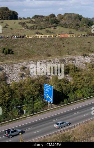 Twyford Down, UK. 29 Septembre, 2012. Les manifestants se rassemblent pour commémorer le 20e anniversaire de Twyford Down, la protestation qui a provoqué une vague d'action directe contre les plans du gouvernement de la construction de routes. La réunion d'aujourd'hui a eu lieu en réponse à de nouveaux plans routiers du gouvernement. Les manifestations 1992 Twyford Down développé en réponse à des plans d'extension de la M3 à travers un paysage historique protégé près de Winchester dans le Wiltshire. Twyford Down a engendré une vague d'autres manifestations y compris le M11 à Londres et le contournement de Newbury. Plus d'info : http://bettertransport.org.uk/blogs/roads/100912-twyford-20 Banque D'Images