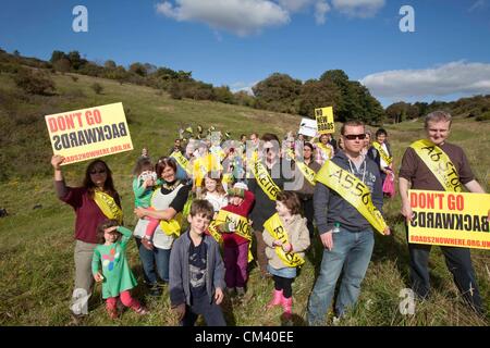 Twyford Down, UK. 29 Septembre, 2012. Les manifestants se rassemblent pour commémorer le 20e anniversaire de Twyford Down, la protestation qui a provoqué une vague d'action directe contre les plans du gouvernement de la construction de routes. La réunion d'aujourd'hui a eu lieu en réponse à de nouveaux plans routiers du gouvernement. Les manifestations 1992 Twyford Down développé en réponse à des plans d'extension de la M3 à travers un paysage historique protégé près de Winchester dans le Wiltshire. Twyford Down a engendré une vague d'autres manifestations y compris le M11 à Londres et le contournement de Newbury. Plus d'info : http://bettertransport.org.uk/blogs/roads/100912-twyford-20 Banque D'Images