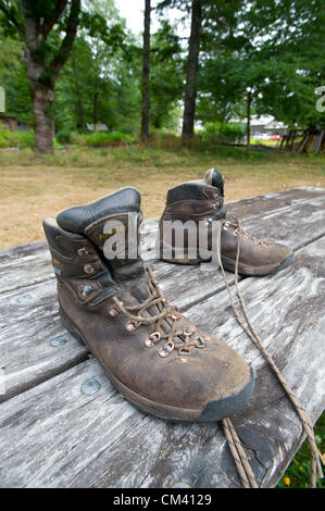 28 août 2012 - Marblemount, Washington, USA - Le 28 août 2012, Marblemount, Washington - chaussures de randonnée répartis à sécher derrière le logement du personnel au poste de garde forestier de Marblemount, le premier arrêt pour beaucoup de visiteurs au parc. Le personnel du parc national du nord des Cascades et des bénévoles offrent toutes sortes de services pour le parc, y compris le sentier de l'arrière-pays. (Crédit Image : © David Snyder/ZUMAPRESS.com) Banque D'Images