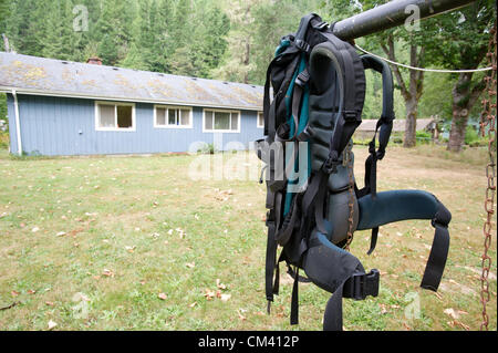 28 août 2012 - Marblemount, Washington, USA - Le 28 août 2012, Marblemount, Washington - matériel de randonnée accroché à sécher derrière le logement du personnel au poste de garde forestier de Marblemount, le premier arrêt pour beaucoup de visiteurs au parc. Le personnel du parc national du nord des Cascades et des bénévoles offrent toutes sortes de services pour le parc, y compris le sentier de l'arrière-pays. (Crédit Image : © David Snyder/ZUMAPRESS.com) Banque D'Images