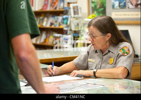 28 août 2012 - Marblemount, Washington, USA - Le 28 août 2012, Marblemount, Washington - UNE North Cascades National Park Rangers d'interprétation répond aux questions de visiteurs à propos de camping en arrière-pays à la Wilderness Centre, situé à la Station forestière Marblemount. (Crédit Image : © David Snyder/ZUMAPRESS.com) Banque D'Images