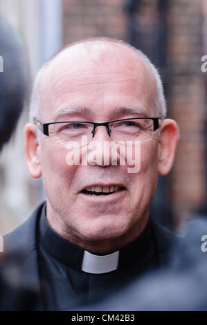 L'Irlande du Nord, Belfast 29/09/2012 - Le père Michael Sheehan, curé de St Patrick Eglise Catholique Romaine sur Donegall Street Banque D'Images