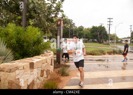 29 septembre 2012 San Antonio, Texas, USA - Glissières de participer à la 4e Conférence annuelle Weston Wright 'la voie' 5K/10K Run/Walk. L'événement profite aux San Antonio Lighthouse for the Blind. Banque D'Images